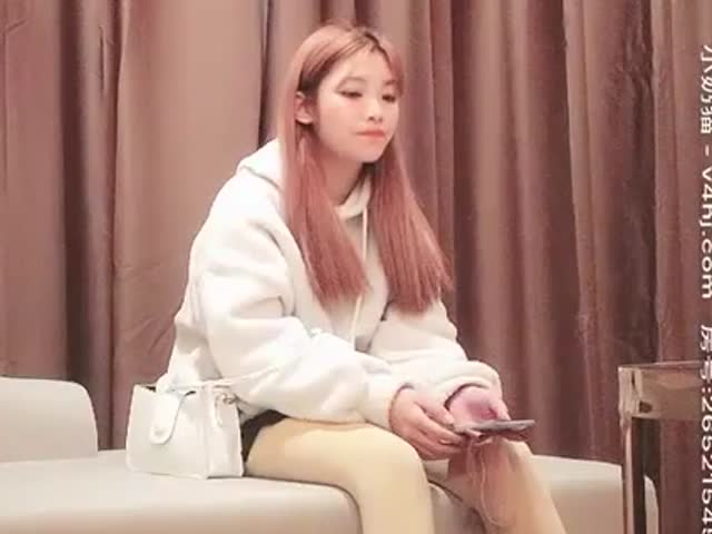 大屌哥约操漂亮短裙美女,迫不及待撩起衣服舔奶,手指猛扣骚穴