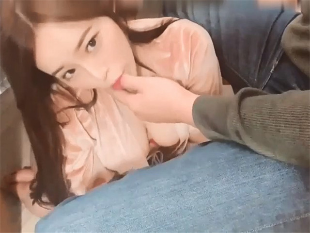 和可爱大奶女友在家做爱