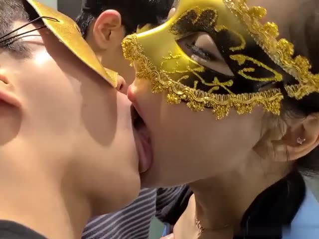 绿意盎然,超顶绿妻大神拍摄极品美娇妻,情趣女警老婆3P单男