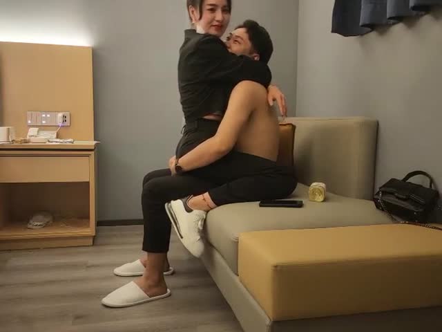 挺漂亮小姐姐3P激情,双男一个舔逼一个插嘴