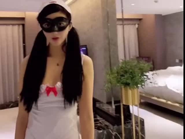 小护士情趣打闹,小烈唇含住肉棒吃得津津有味...