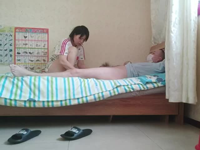 玩手机的东北小妹 