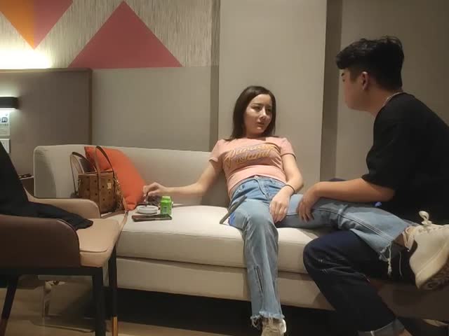 风骚小少妇,先给200消费喜笑颜开 ,隔着内裤自摸起来