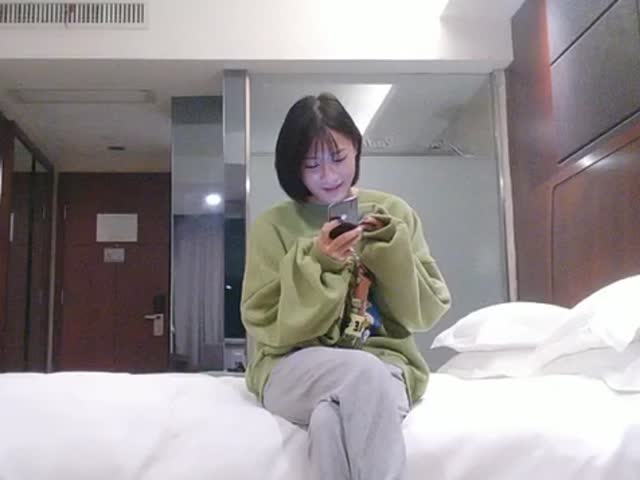 清纯短发学生妹,性感活泼趴在身上