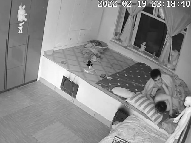 年轻夫妻晚上做爱发现忘记关摄像头
