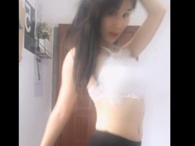 身材苗条皮肤白皙新人妹子光光跳舞