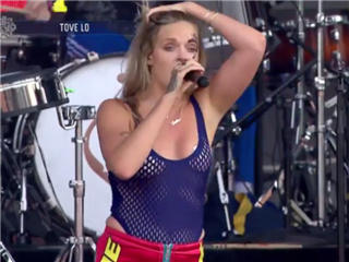 主张男女平等!瑞典女歌手欧美歌手托芙·罗会在演唱会发福利!