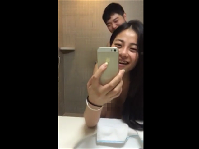 骚姐姐,与小鲜肉厕所国产自拍