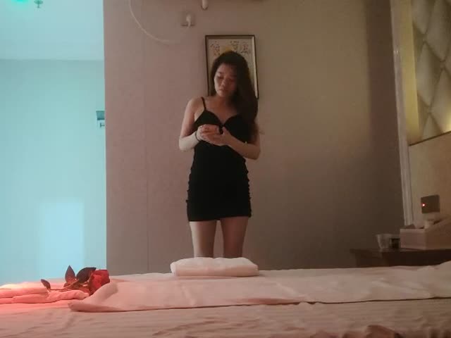 攻略女技师,性感包臀裙美腿,骑在身上按摩