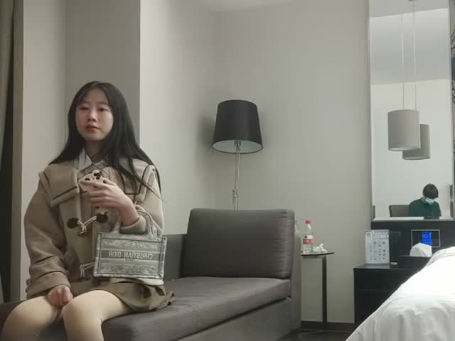 深夜激战兼职小妹,衬衣短裙小姐姐,花臂纹身细长美腿