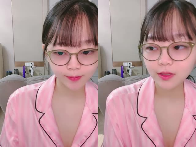 白嫩肥臀清纯系眼镜骚妹镜头前揉搓小穴…