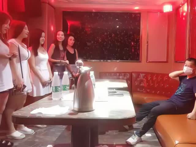 【探花炮哥】，全网商K偷拍独家，选妃一排美女