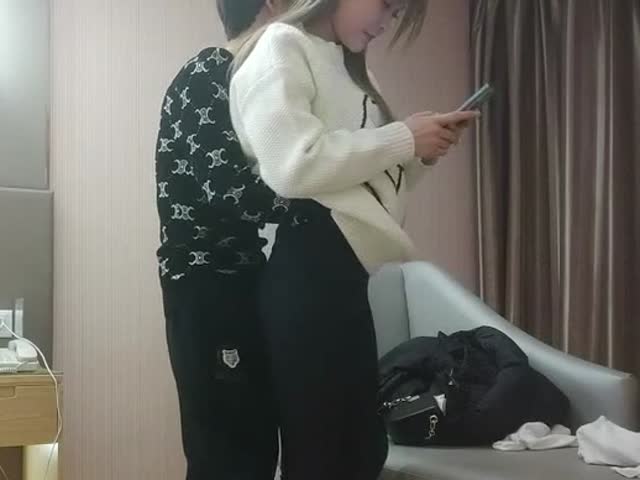 这美女太骚了,细腰白嫩奶子