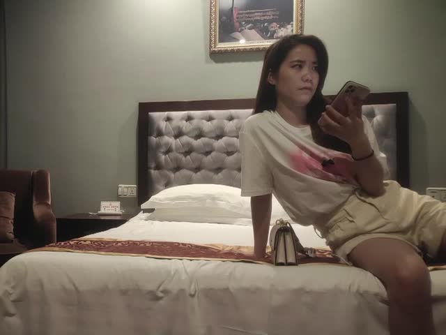 大长腿美乳小姐姐,抓着大屌吸吮,主动骑乘爆插