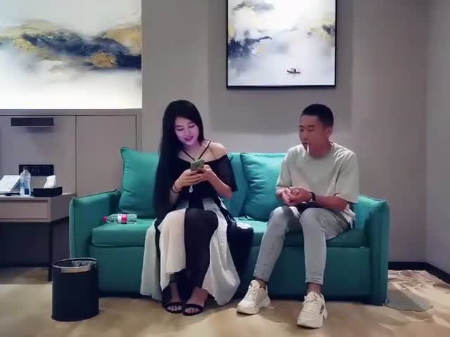 小哥现金支付,干了位时尚气质的美少妇,据说是打牌输钱了