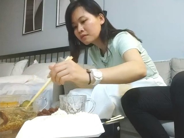网恋新人良家少妇,吃饱喝足再操逼,撩起衣服吸奶子