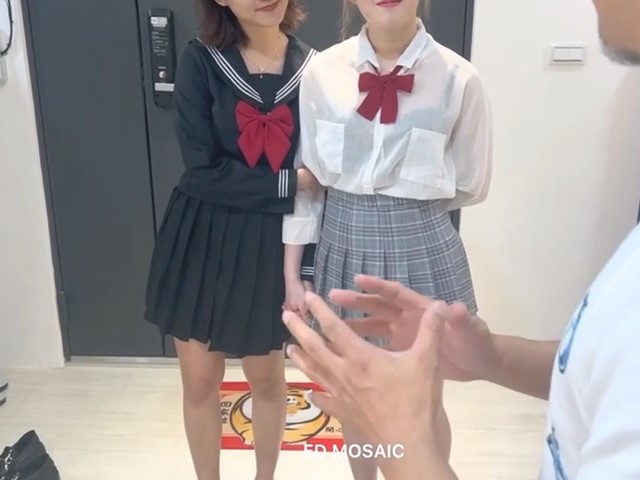 两个学生妹误闯情色按摩一起被干翻…