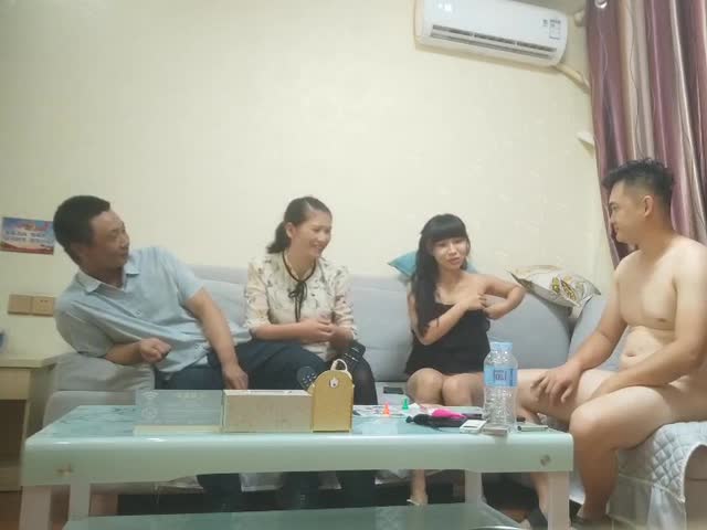 换妻实录-绿帽夫妻约巨乳夫妻玩4P成人游戏调情…