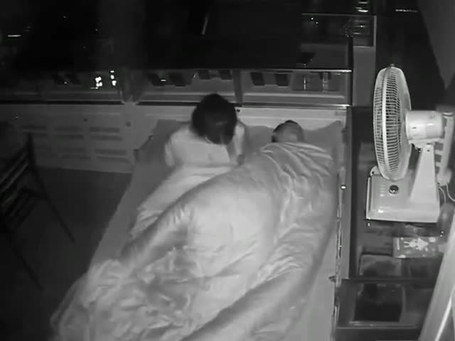 监控摄像头偷拍老板娘夫妻半夜睡醒做爱啪啪啪