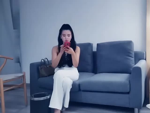 气质身段超好模特兼职美女,掏出大屌吸吮深喉