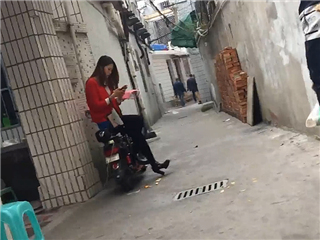 光顾站街女子，年轻红衣妹子