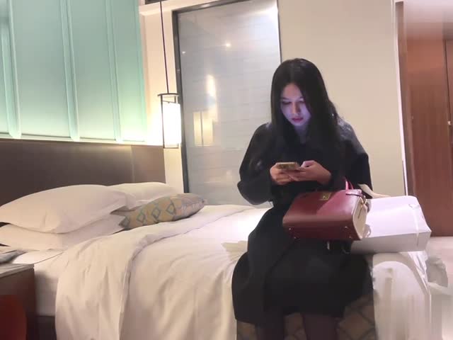 约炮美甲店上班的小姐姐,身材真是不错,制服诱惑