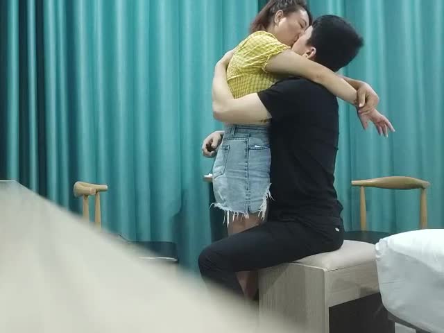 网恋达人奔现偷拍,离异人妻