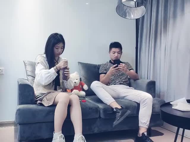 帅小伙专攻学生妹,168CM美腿小妞,笑起来舔一脸呆萌