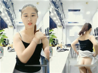 奶茶店服务员兼职网路主播卖骚