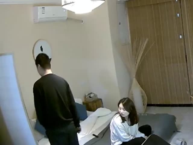 日式秋千房偷拍休息日白领美女和领导开房过夜