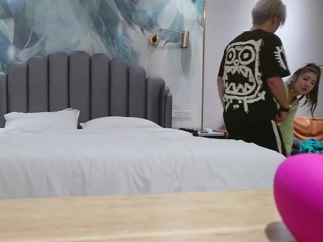 寻花偷拍-精壮小哥高价約了个黑丝肉感马尾御姐…