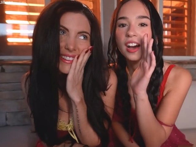 日光浴室三人行 娇小美女大战巨大洋肠