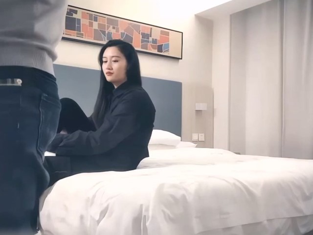 刚下海不久兼职外围美女,御姐型扑倒要亲嘴,穿上黑丝抓着奶子吸吮