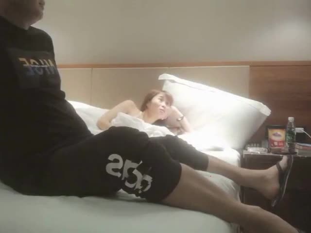 饥渴苗窕贫乳骚货口交伺候狼友,上位坐骑操逼…