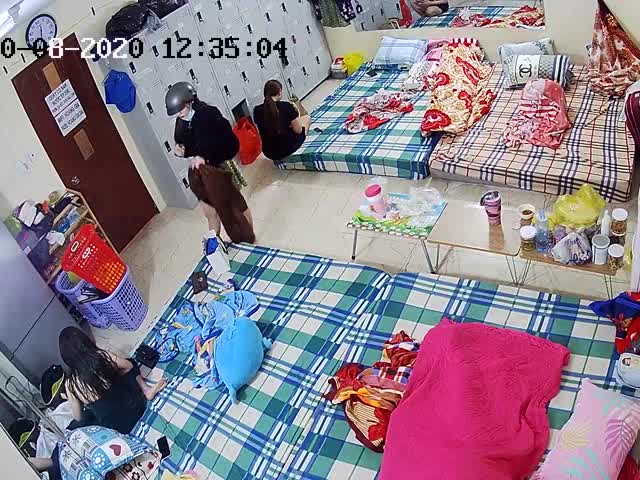 高端沐足店监控 颜值身材极品的技师睡前换衣嬉闹 十分养眼 