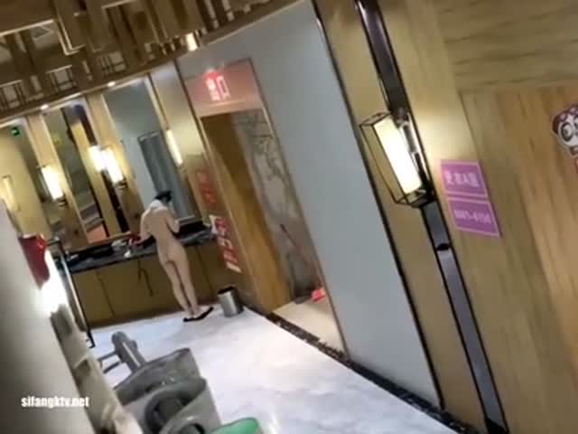 【偷拍】大神躲在浴室通风管