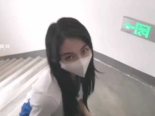 偶遇逃课优等生在楼道自慰 公厕内打炮-不见星空