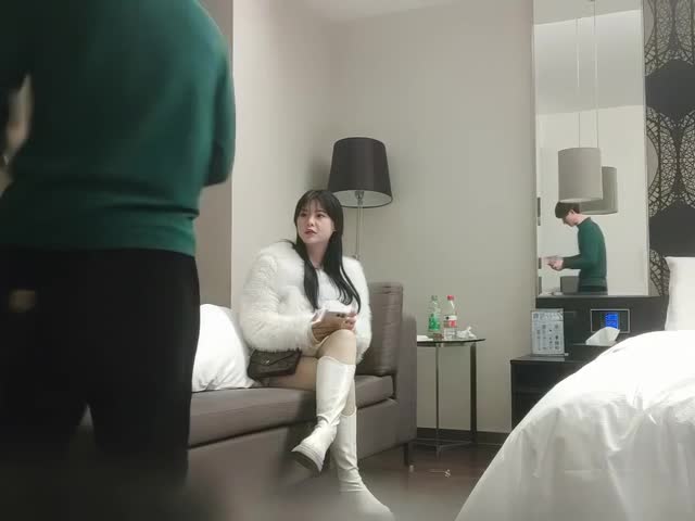 《用利抽插》白靴美腿肉感美女