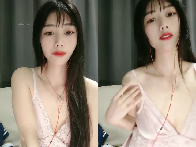 黑丝苗窕大奶骚妇让蒙面狼友舔奶玩弄操逼…