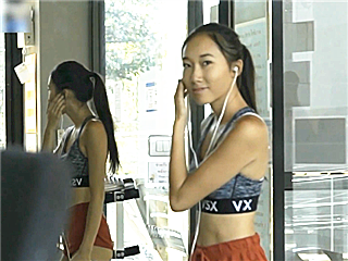 剧情演绎-年轻漂亮留学生美女健身房主动搭讪帅哥