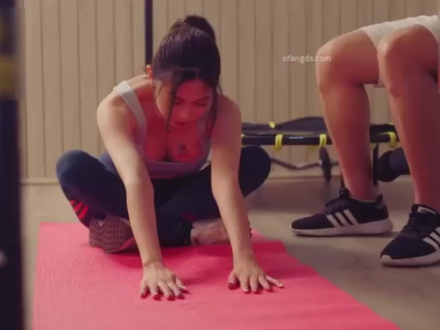 起点传媒xsjky081硬着鸡巴强上我的性感女教练-陆斑比