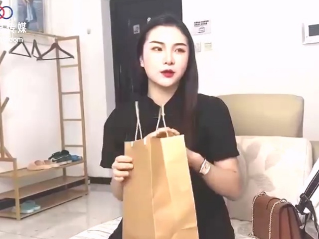 星空期暑档淫荡人妻惨遭陌生男插入要求老公一起加入