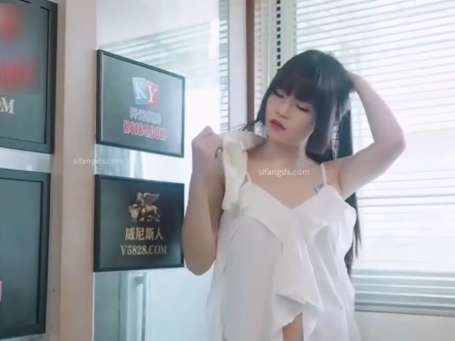 蜜桃传媒PMC460贵妇诱惑冷气维修工-秦可欣