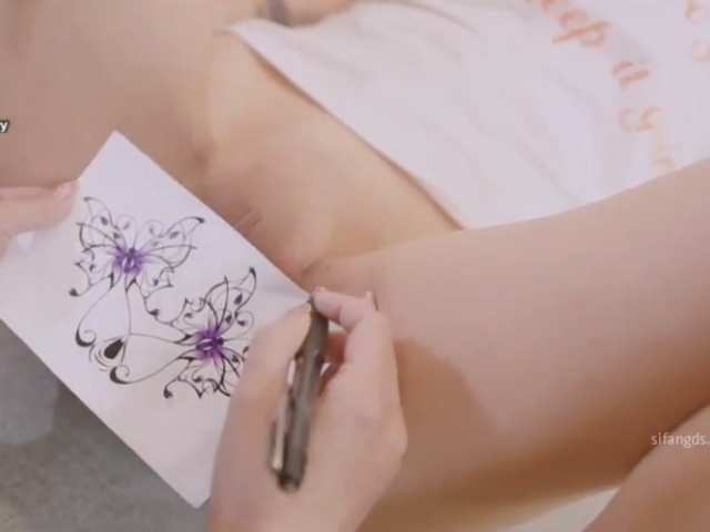 SWAG[LES-0001] 第一次给女刺青师挑战「刺阴部！！」先让我舒服高潮降低疼痛感，好特别～｜女女系列｜ @ponyhoney 影片