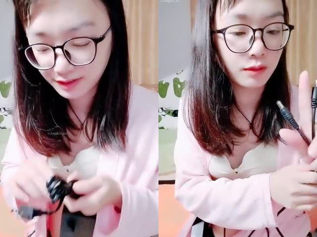 肥臀眼镜欲姐淫声荡语撩骚互动,近拍掰穴炮机玩弄骚逼…