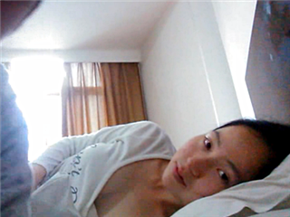 走运的胖小夥假期开车带女友和她漂亮美女闺蜜外地度假