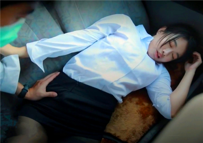 清纯美丽理财专员被司机按倒