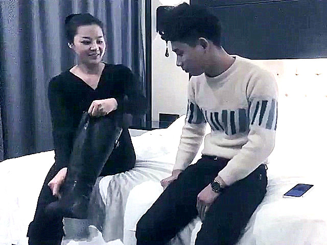 文轩探花深夜场约了个黑衣性感少妇啪啪