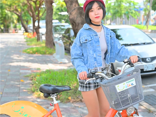 摄影大咖作品【单车女孩猫猫】穿迷你短裙学骑脚踏车骑到房间