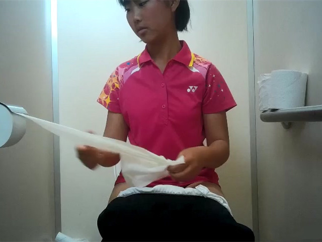 花季网球少女厕所偷拍 -4